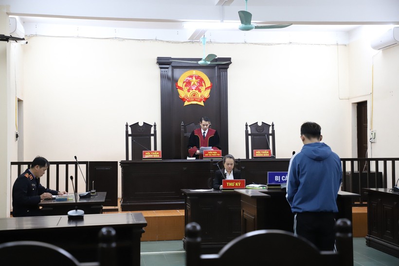 Phạm Minh Đức nghe tòa tuyên án.