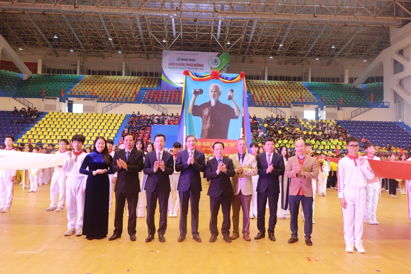 Lãnh đạo Sở GD&ĐT Hà Nội, quận Ba Đình chúc mừng Hội khỏe.