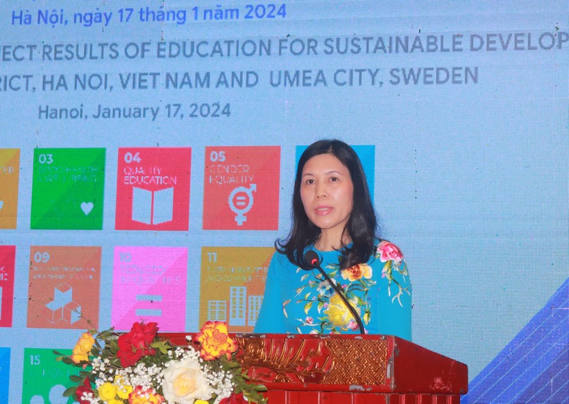 Bà Trần Thị Phương Hoa - Bí thư Quận ủy Cầu Giấy phát biểu tại hội nghị.