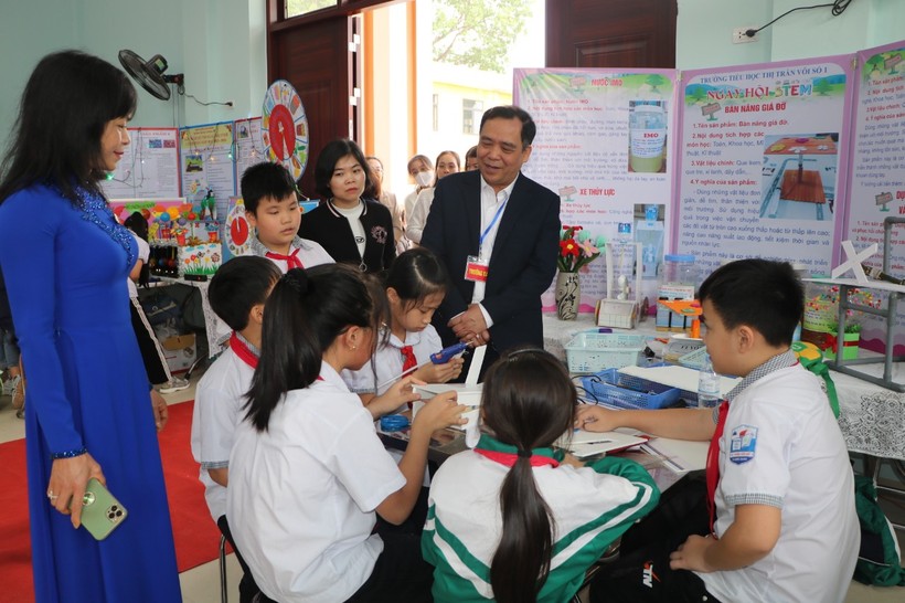 Lãnh đạo Phòng GD&ĐT huyện Lạng Giang thăm quan các gian trưng bày sản phẩm STEM.