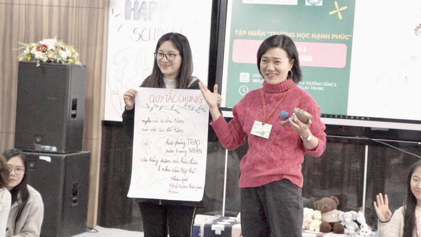 Diễn giả Thanh Loan (bên phải) chia sẻ quy tắc chung của dự án "Trường học Hạnh phúc".