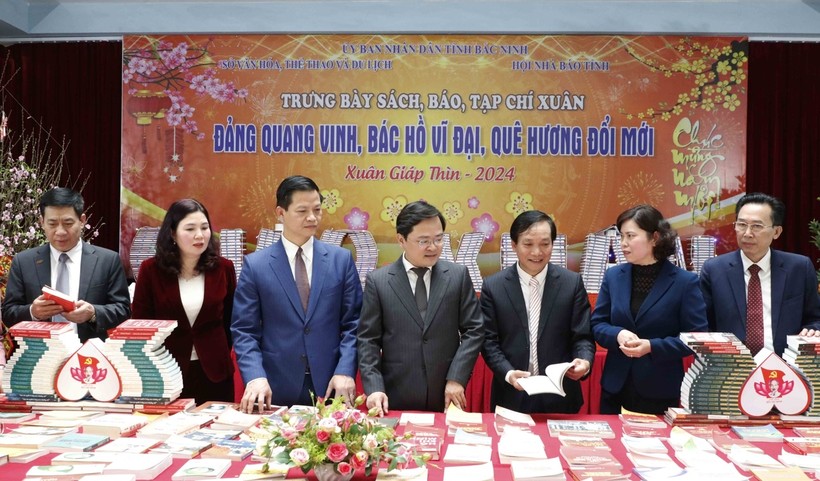 Bí thư Tỉnh ủy Bắc Ninh Nguyễn Anh Tuấn (đứng giữa), cùng các đại biểu tham quan trưng bày báo Xuân.
