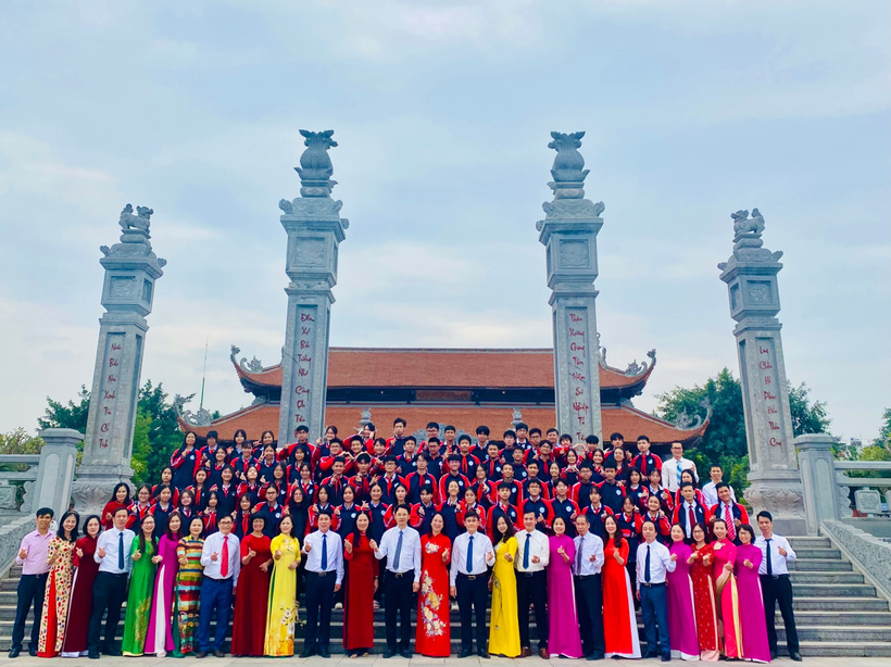 Lãnh đạo Phòng GDĐT TP Bắc Giang chụp ảnh lưu niệm cùng giáo viên, học sinh tham dự kì thi chọn HSG năm học 2023 - 2024.