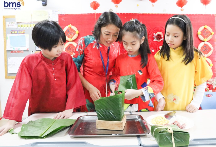 Học sinh Ban Mai School thi tài gói bánh chưng.