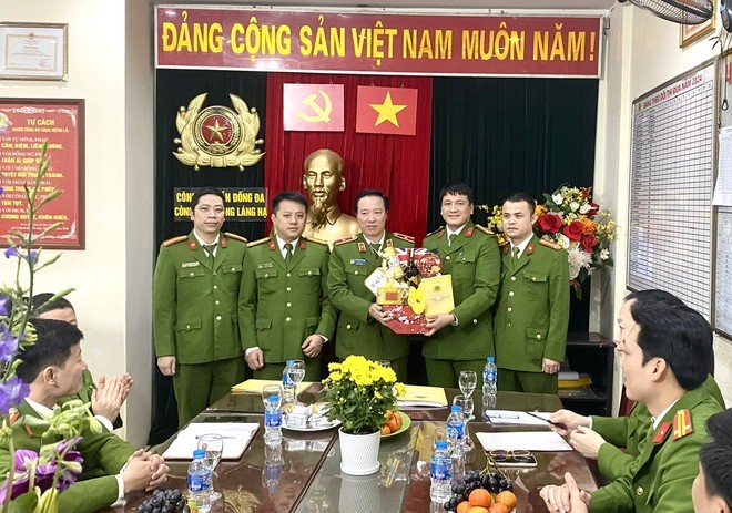 Thiếu tướng Nguyễn Ngọc Cương, Cục trưởng Cục Cảnh sát QLHC về TTXH (Bộ Công an) chúc Tết, kiểm tra tại phường Láng Hạ.