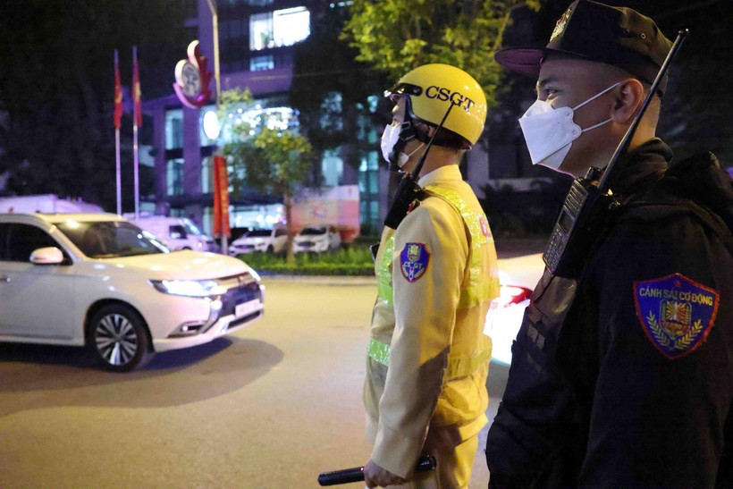 Lực lượng CSGT, Cảnh sát cơ động Thủ đô làm nhiệm vụ trong đêm giao thừa.