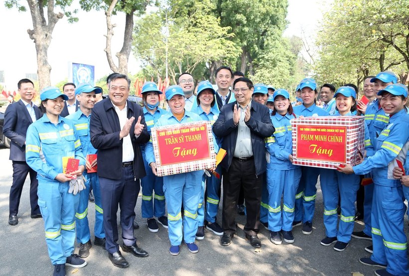 Thủ tướng Chính phủ Phạm Minh Chính tặng quà Tết cho tổ công nhân vệ sinh môi trường.