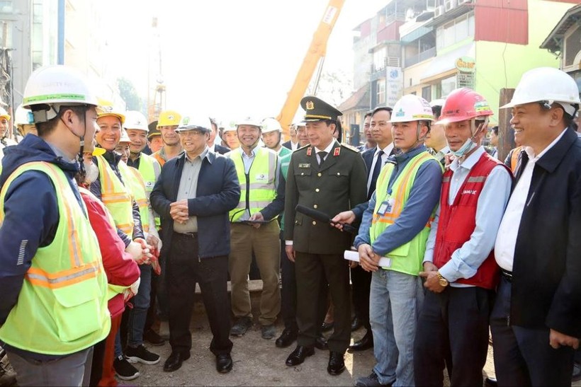 Thủ tướng Chính phủ Phạm Minh Chính động viên, chúc Tết các nhà thầu, kỹ sư, công nhân đang làm việc trên công trường thi công Nhà ga S12.