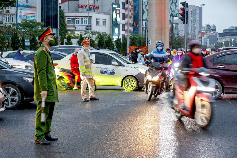Lực lượng CSGT có mặt phân luồng giao thông tại tất cả các cửa ngõ Thủ đô, phục vụ nhân dân quay trở lại Thành phố.