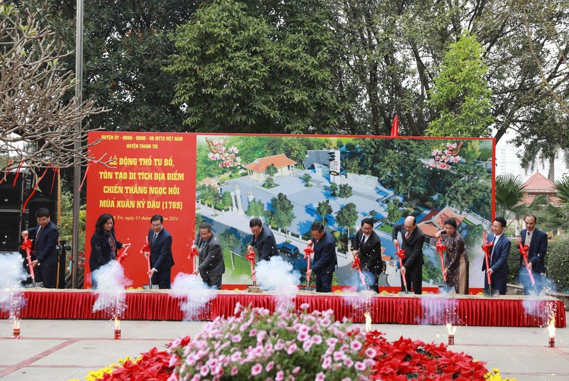 Phó Bí thư Thành ủy Hà Nội - Nguyễn Văn Phong cùng các đại biểu làm lễ khởi công dự án.