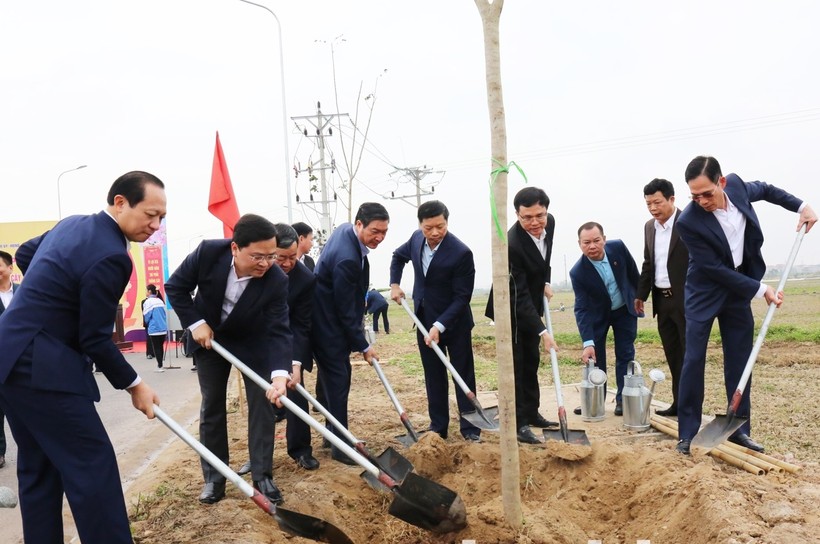 Bí thư Tỉnh ủy Bắc Ninh Nguyễn Anh Tuấn (thứ 2 từ trái qua) cùng các đại biểu trồng cây tại đường Trương Định.
