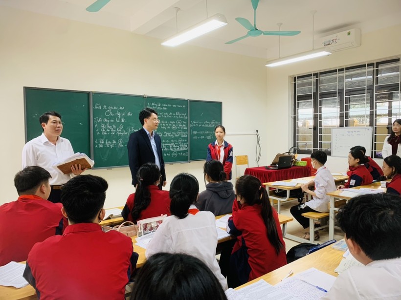 Ông Đỗ Văn Quý - Trưởng phòng GD&ĐT TP Bắc Giang thăm hỏi động viên thầy và trò các nhà trường ngày đầu tới trường sau Tết.