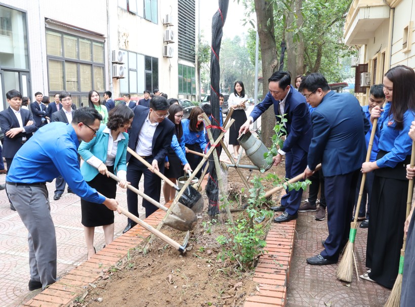 Lãnh đạo và đoàn viên thanh niên ba cơ quan tham gia trồng cây xanh tại khuôn viên giữa ba cơ quan.