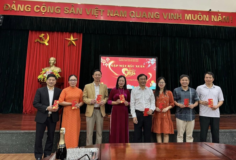 Thầy Hà Huy Phương - Hiệu trưởng trường THPT Chuyên Bắc Ninh (thứ 4 từ phải sang) trao lì xì đầu năm cho thầy cô giáo nhà trường.