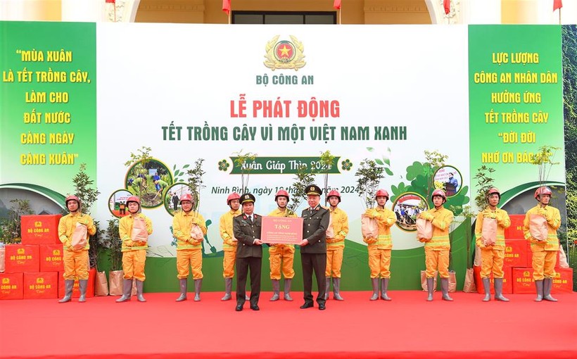 Bộ trưởng Tô Lâm trao quà của Bộ Công an tặng Công an tỉnh Ninh Bình.