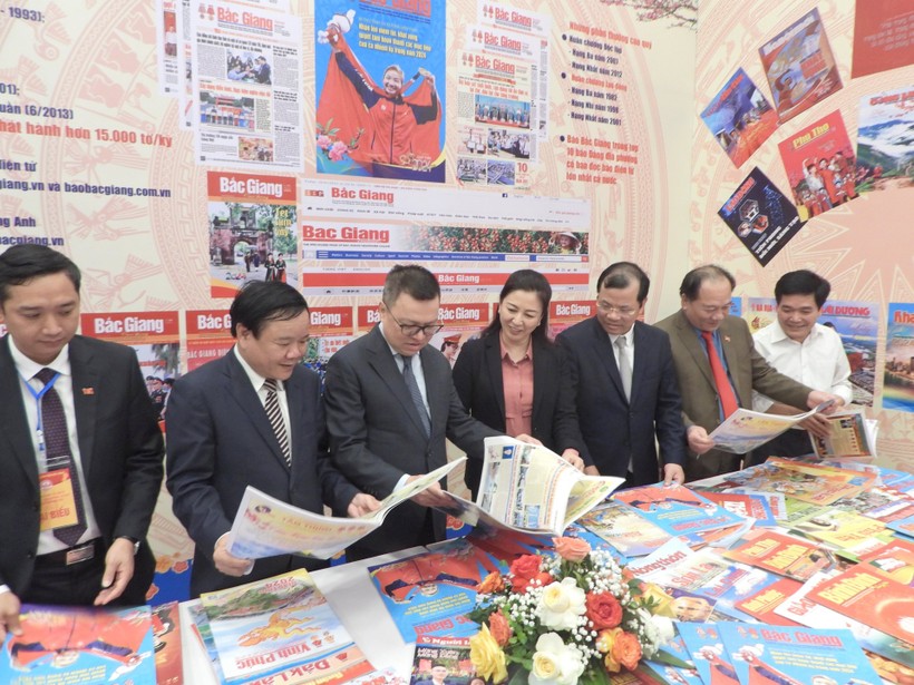 Ông Lê Quốc Minh cùng các đại biểu tham quan gian trưng bày báo Xuân.