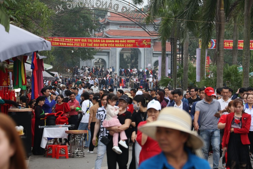 Sáng 21/2 (tức ngày 12 tháng Giêng), đông đảo người dân trong và ngoài tỉnh Bắc Ninh đến hội Lim.