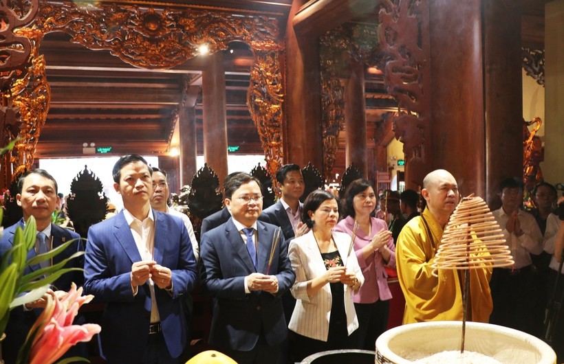 Bí thư Tỉnh ủy Bắc Ninh Nguyễn Anh Tuấn (thứ 3 từ trái qua) cùng các đại biểu dâng hương tại chùa Hồng Ân.