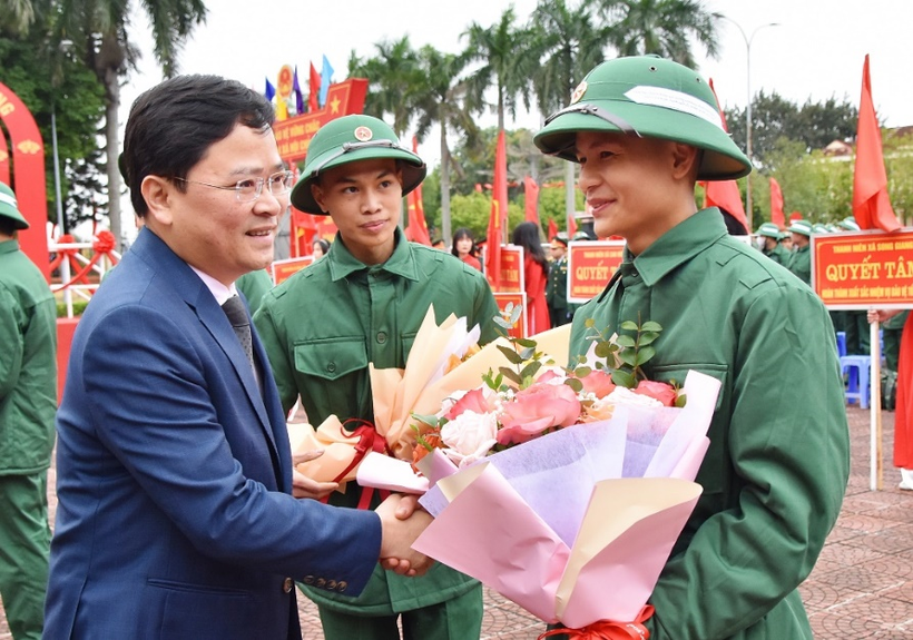 Bí thư Tỉnh ủy Bắc Ninh - Nguyễn Anh Tuấn động viên tân binh huyện Gia Bình.