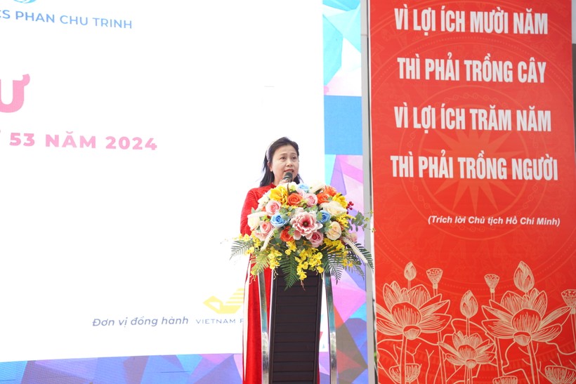 Cô Nguyễn Thanh Hà - Hiệu trưởng Trường THCS Phan Chu Trinh phát biểu tại buổi phát động.