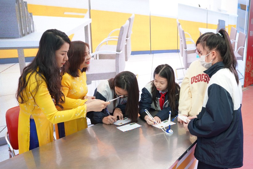 Học sinh trường THCS Phan Chu Trinh được thầy cô hướng dẫn hoàn thiện gửi thư.