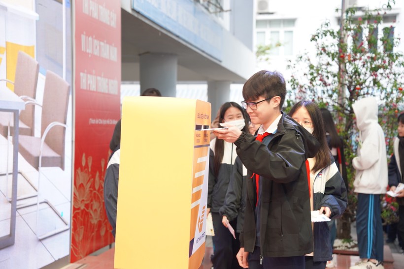 Học sinh trường THCS Phan Chu Trinh gửi thư ngay tại khuôn viên trường.