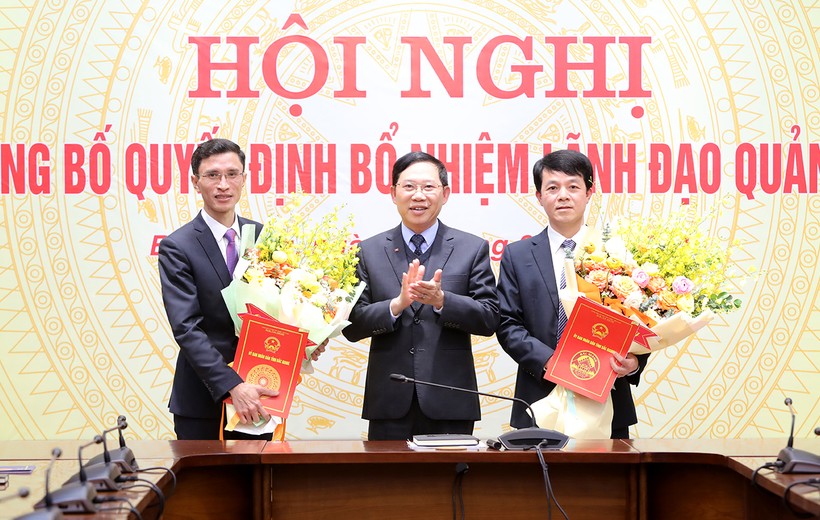 Chủ tịch UBND tỉnh Bắc Giang Lê Ánh Dương trao Quyết định và tặng hoa chúc mừng cho tân Giám đốc Sở.