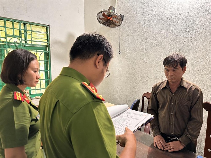 Phòng Cảnh sát kinh tế Công an tỉnh Quảng Ngãi tống đạt quyết định khởi tố đối với Nguyễn Đức Đề, Giám đốc Công TNHH MTV Việt Đức.