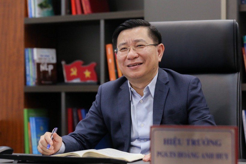 PGS.TS Hoàng Anh Huy - Hiệu trưởng Trường Đại học Tài nguyên và Môi trường Hà Nội trao đổi với Báo GD&TĐ.