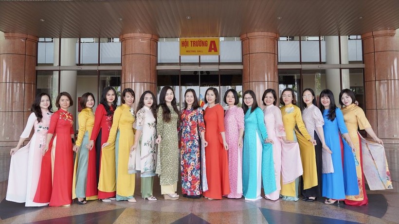 Phụ nữ Sở TT&TT Bắc Ninh duyên dáng với áo dài truyền thống.