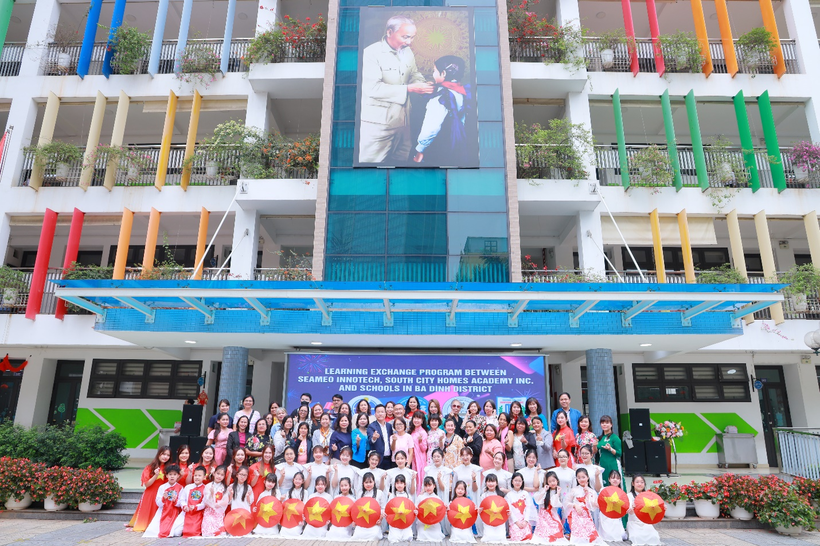 Đại biểu chụp ảnh lưu niệm tại buổi thăm và làm việc tại Trường Tiểu học Nguyễn Bá Ngọc.