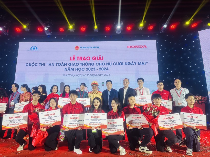 Học sinh, giáo viên tỉnh Bắc Ninh đạt giải tại Cuộc thi. 