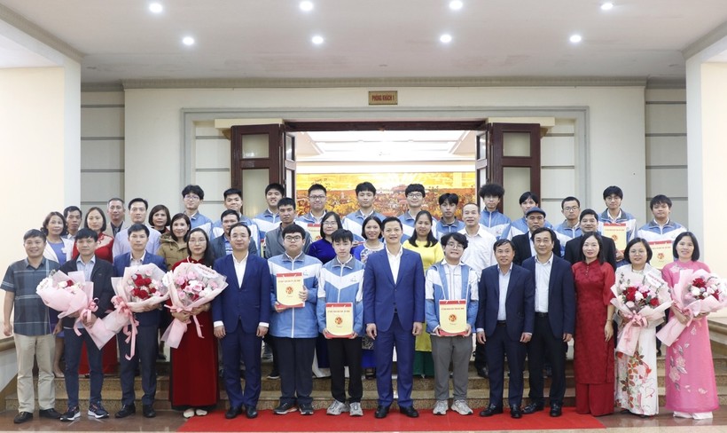 Lãnh đạo UBND tỉnh Bắc Ninh chụp ảnh lưu niệm với giáo viên, học sinh và phụ huynh tại buổi gặp mặt.