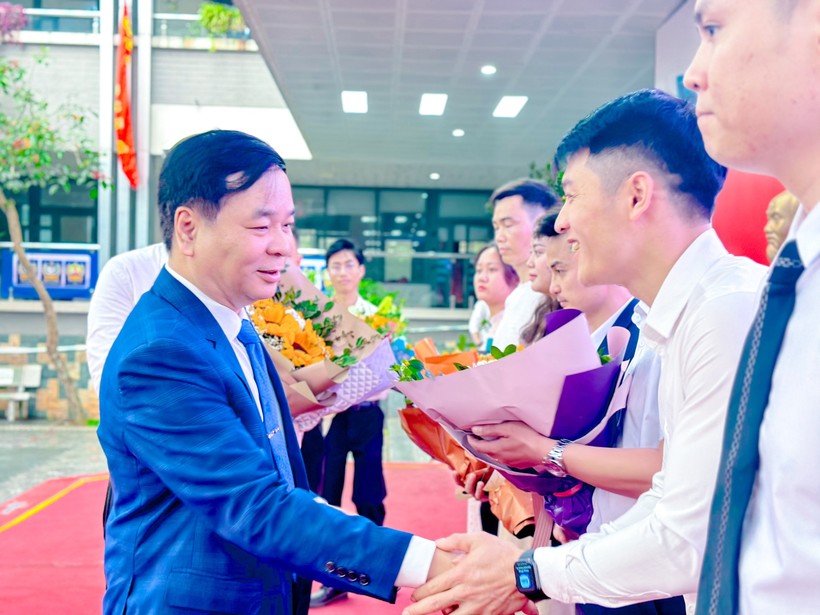Ông Đoàn Tiến Trung - phó Trưởng phòng GD&ĐT quận Cầu Giấy tặng hoa thí sinh dự thi.