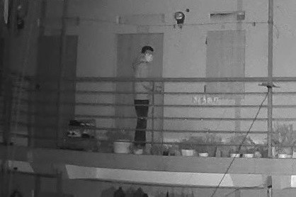 Hình ảnh camera ghi lại đối tượng đột nhập các phòng trọ trong đêm.