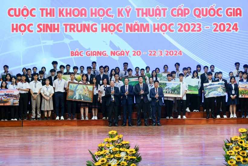 Lãnh đạo Bộ GDĐT, tỉnh Bắc Giang và đại biểu chúc mừng đại diện thí sinh dự thi.