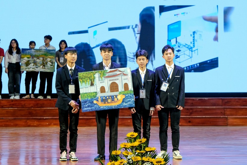 Đoàn học sinh Bắc Ninh giới thiệu về quê hương con người Kinh Bắc tại cuộc thi KHKT.