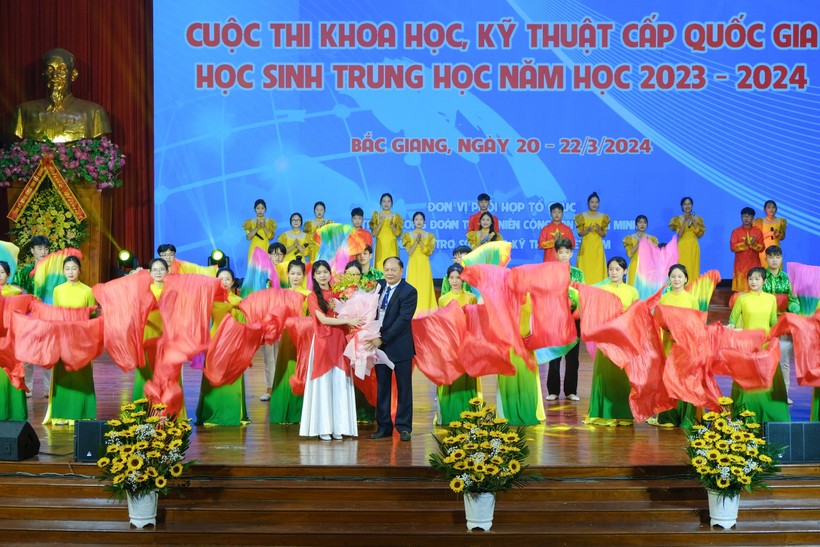 Giám đốc Sở GD&ĐT Tạ Việt Hùng tặng hoa tiết mục văn nghệ chào mừng khai mạc.