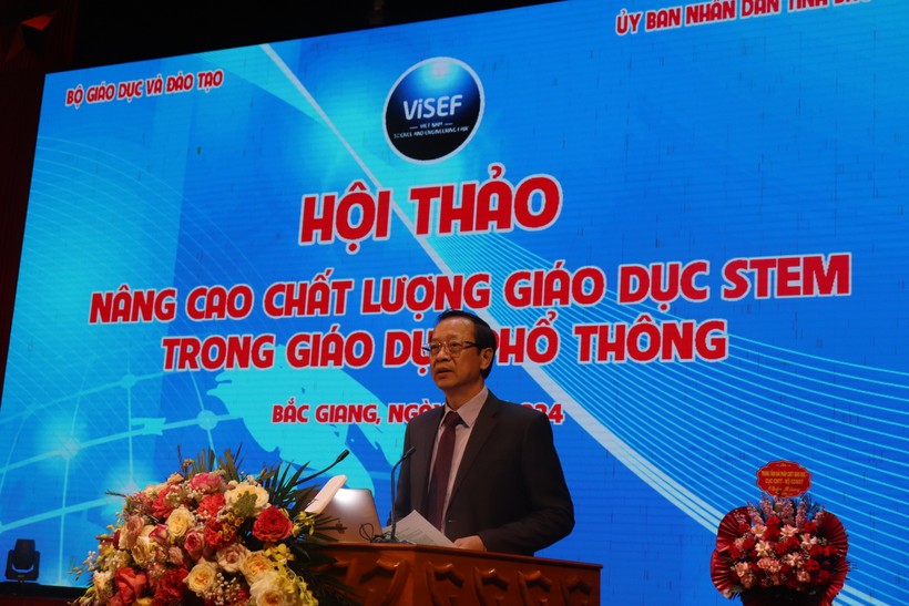 Thứ trưởng Bộ GDĐT Phạm Ngọc Thưởng phát biểu chỉ đạo tại hội thảo.