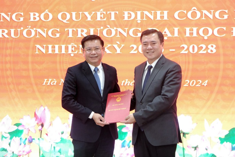 Thứ trưởng Bộ Công Thương - Nguyễn Sinh Nhật Tân (bên phải) trao quyết định và chúc mừng PGS.TS Đinh Văn Châu.