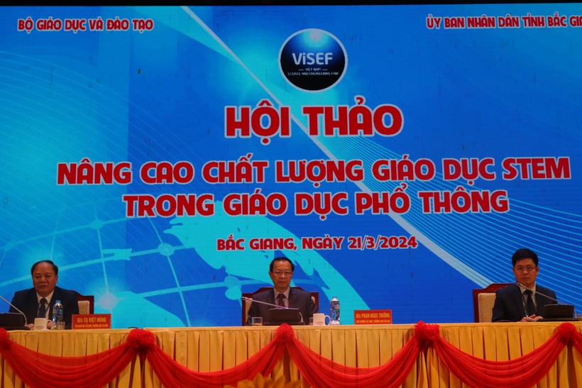 Thứ trưởng Bộ GD&ĐT Phạm Ngọc Thưởng (ngồi giữa) trao đổi, giải đáp nhiều nội dung thầy cô, chuyên gia quan tâm tại hội thảo.