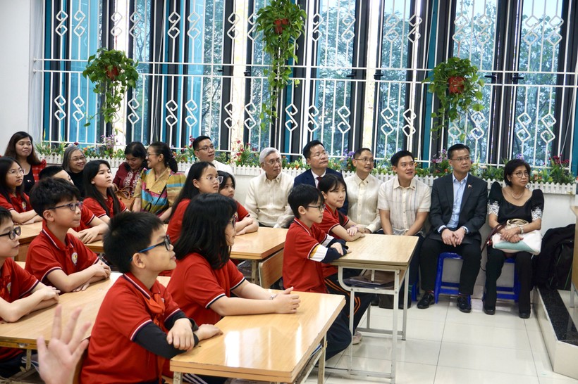Đoàn dự giờ tiết tiếng Anh của trường Tiểu học Kim Đồng. 