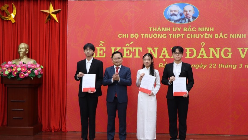 Bí thư Tỉnh ủy Bắc Ninh Nguyễn Anh Tuấn trao Quyết định kết nạp Đảng cho 3 học sinh ưu tú.