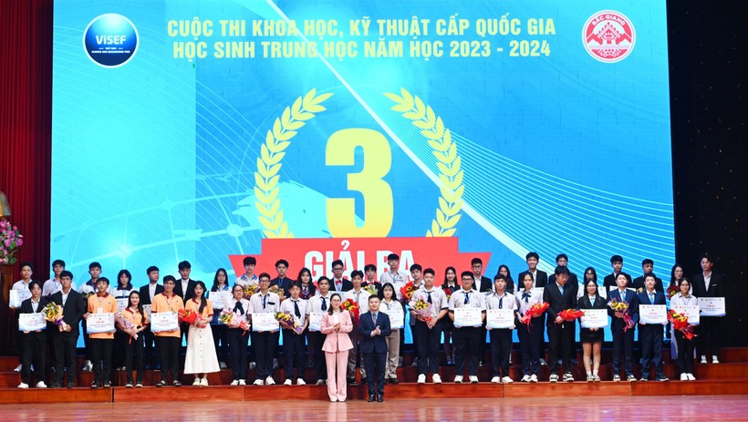 Bà Nguyễn Thị Nhung - phó Vụ trưởng Vụ Giáo dục Chính trị và công tác học sinh sinh viên (Bộ GD&amp;ĐT) và ông Bạch Đăng Khoa - Phó Giám đốc Sở GD&amp;ĐT Bắc Giang tặng hoa và trao Giải Ba cho các thí sinh.