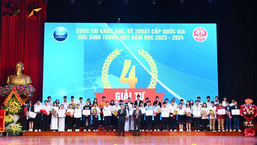 Ông Nguyễn Xuân Tiến - Giám đốc Quỹ hỗ trợ sáng tạo kỹ thuật Việt Nam và ông Nguyễn Văn Thêm - Phó Giám đốc Sở GD&ĐT Bắc Giang tặng hoa và trao giải Tư.