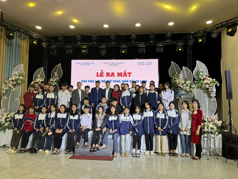 Giám đốc Trung tâm GDNN- GDTX Thị xã Việt Yên và doanh nhân Nguyễn Thị Thành Thực chụp ảnh lưu niệm với học sinh.