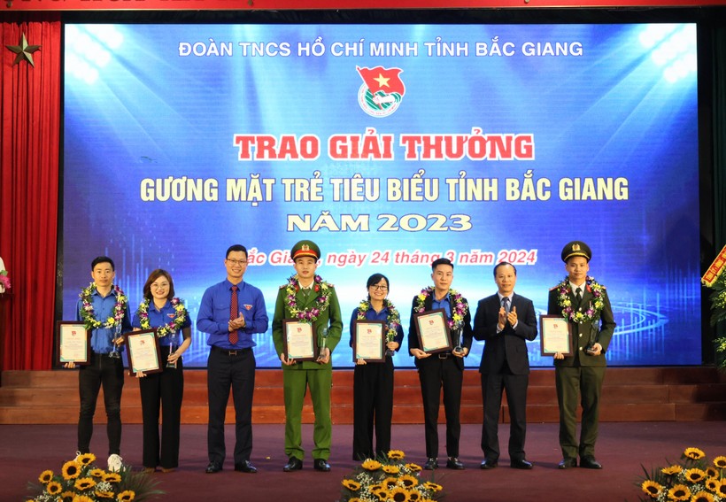 Ông Mai Sơn - PCT Thường trực UBND tỉnh Bắc Giang (thứ 2 từ phải sang) tuyên dương gương mặt trẻ tiêu biểu.