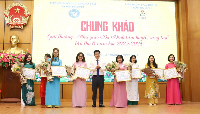 Chủ tịch Công đoàn ngành Giáo dục Hà Nội - Đỗ Văn Nam trao giải Xuất sắc cho các nhà giáo.