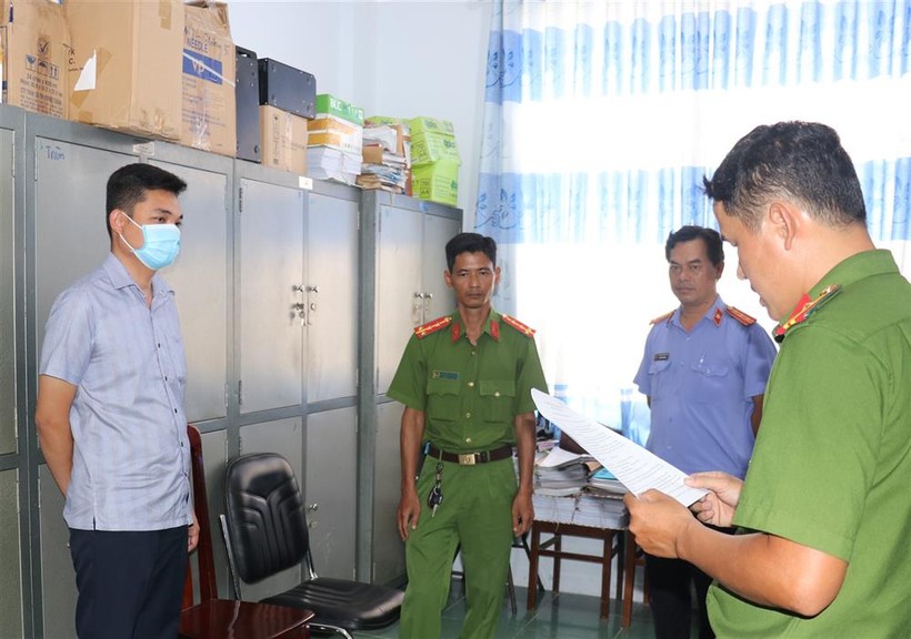 Cơ quan Cảnh sát điều tra Công an tỉnh Vĩnh Long tống đạt các quyết định và lệnh đối với Huỳnh Thắng.