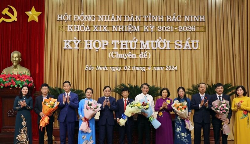 Lãnh đạo tỉnh Bắc Ninh tặng hoa chúc mừng các cán bộ được miễn nhiệm và bầu bổ sung.